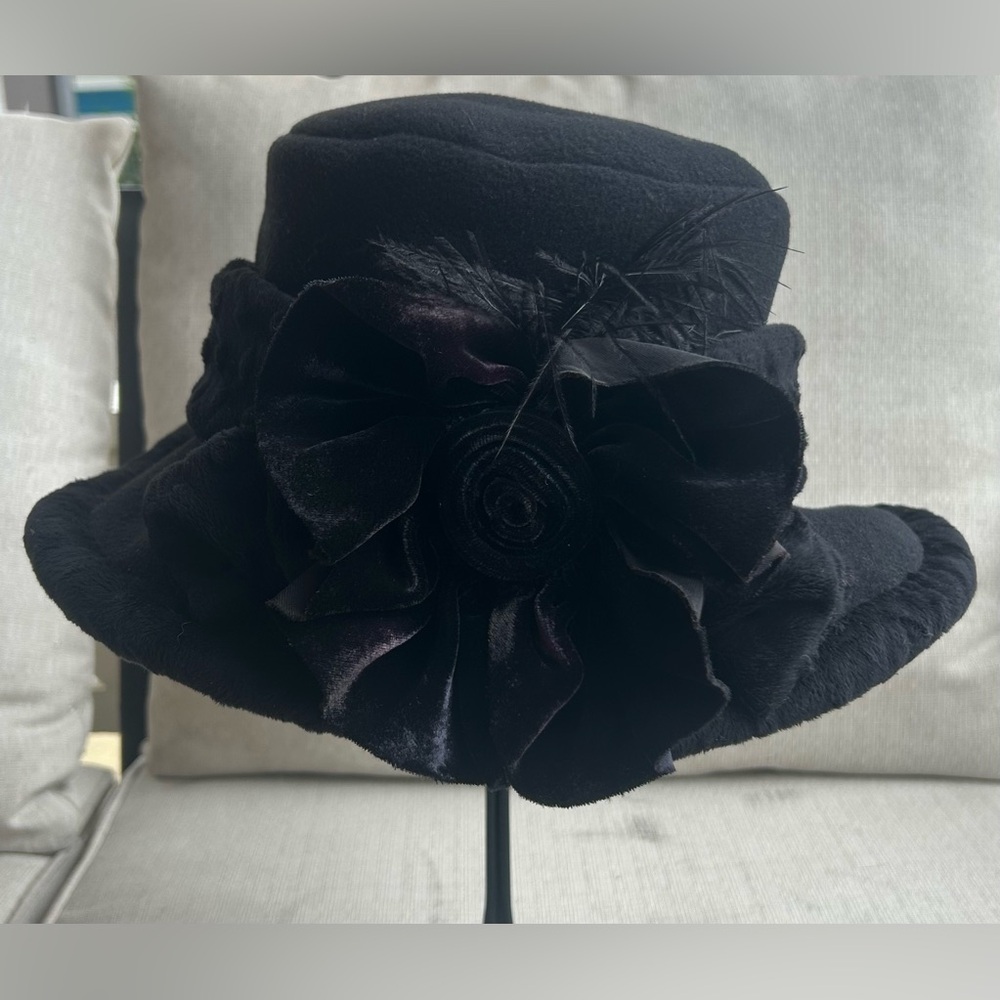 NWOT The Hat Junkie Cozy Black Microfleece Hat